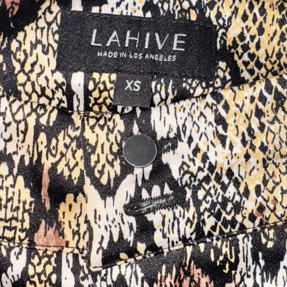 NWOT LAHIVE Stylish Snake Print Women's capri pants with synch on the side SZ XS - Picture 2 of 5